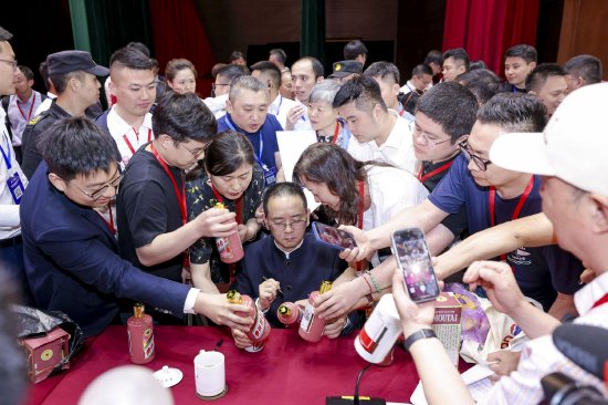 博远策略 茅台股东大会结束，张德芹成关注重点，大批股东带“蛇茅”求亲笔签名